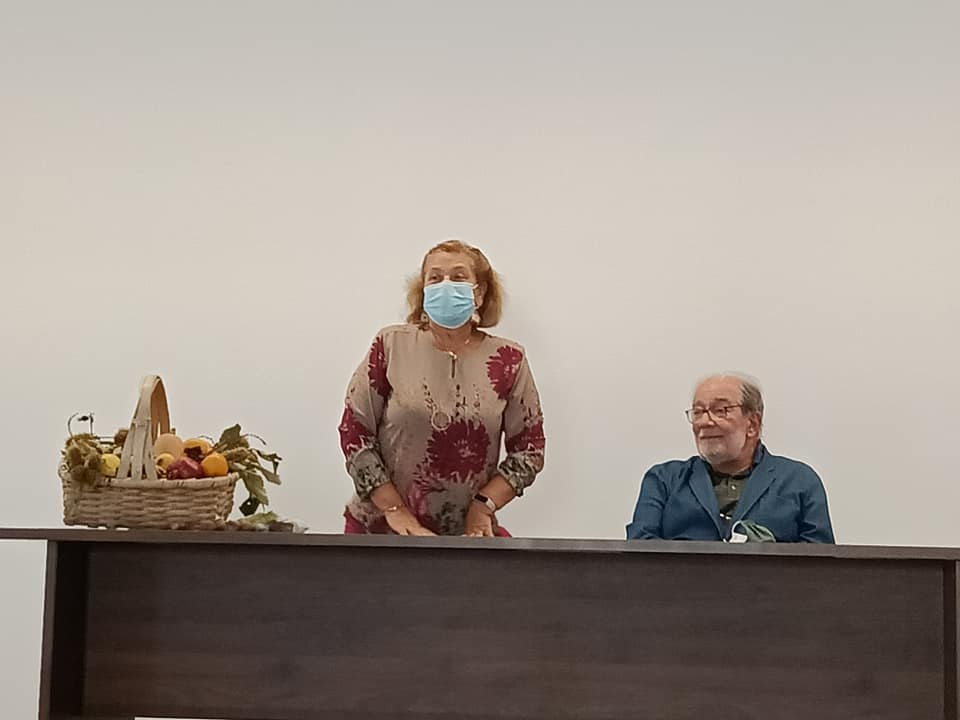Reitora Apresenta O Professor Aos Alunos